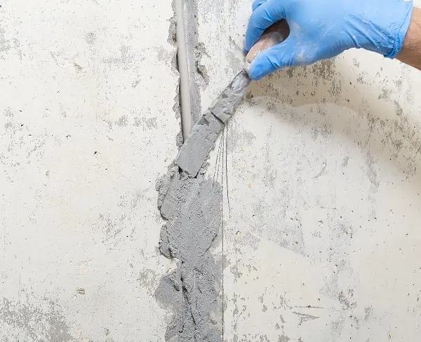 Preparación de pared deteriorada antes de pintar